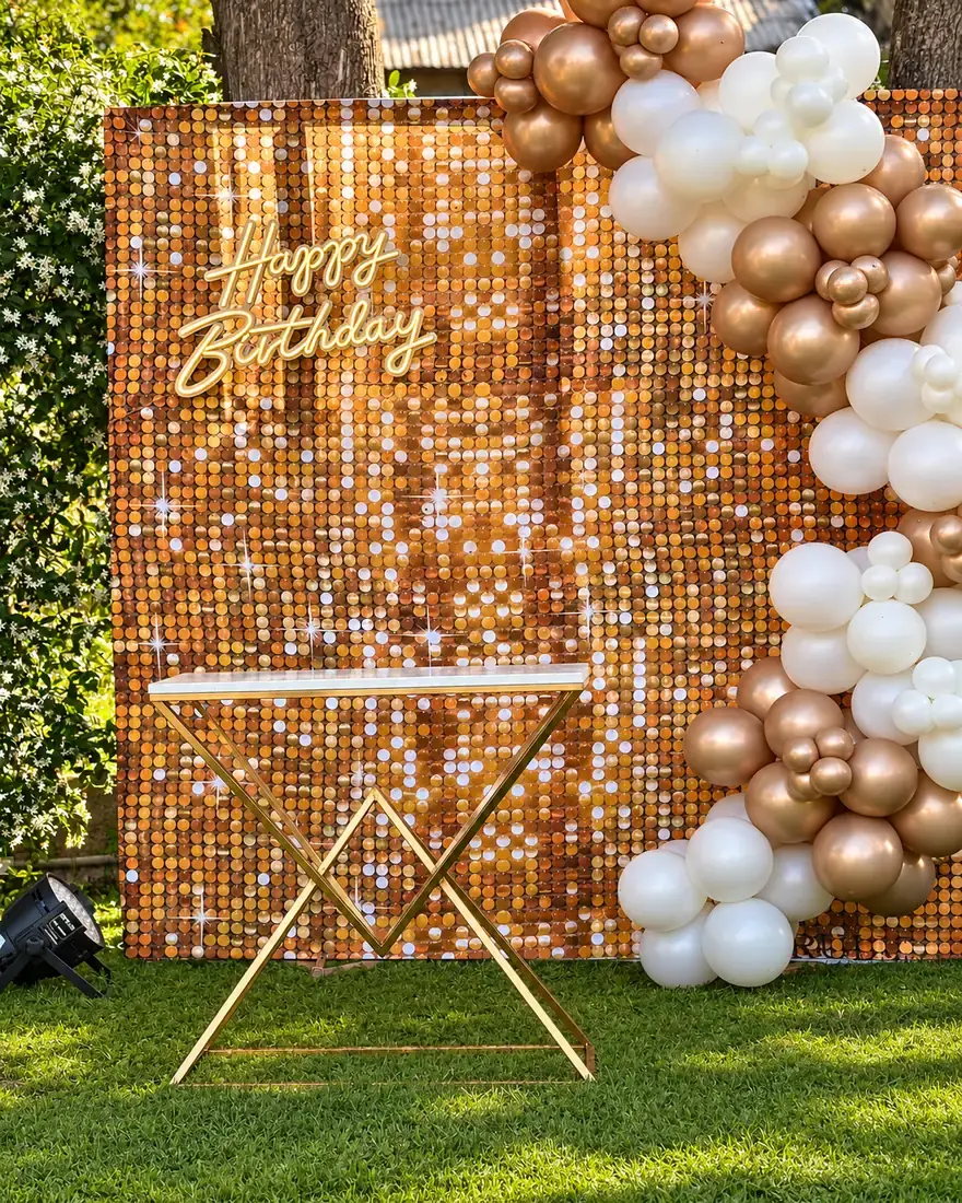 Decoración de cumpleaños con globos sobre el pasto